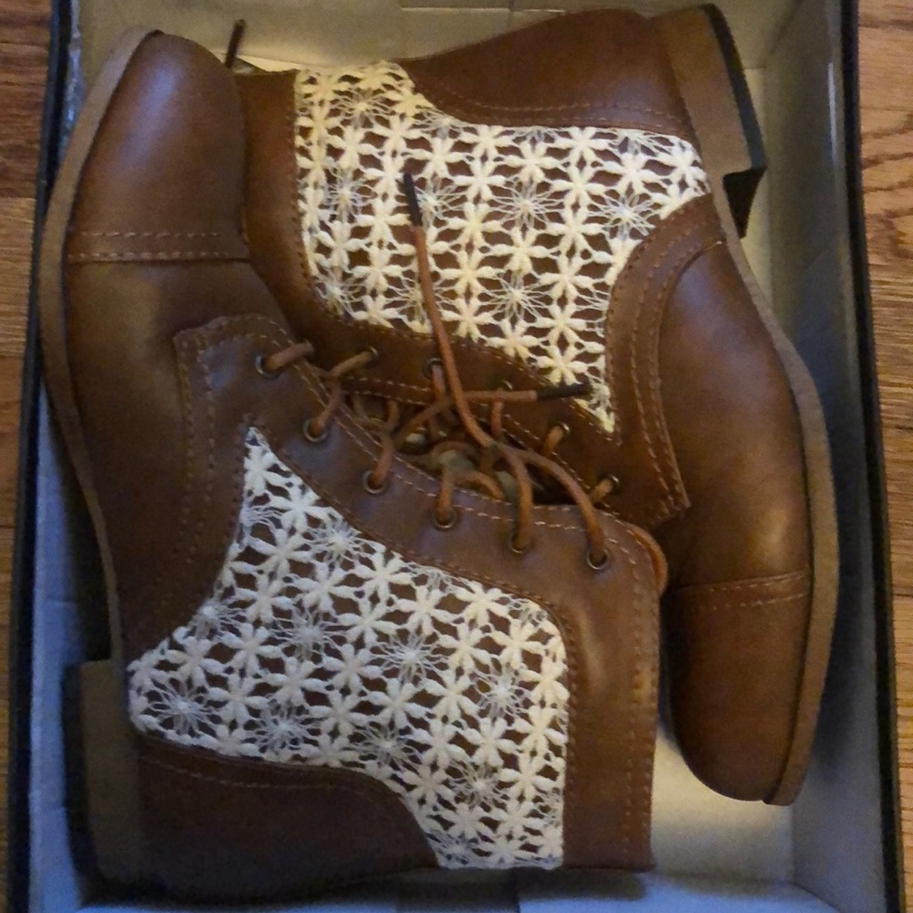 Women’s Size 8 Cognac Tie Up Ankle Boots